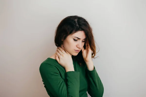 Baş ağrısı, Migren, stres, uykusuzluk, hafif bir arka plan üzerinde kalıntı olan kadın