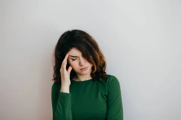 Baş ağrısı, Migren, stres, uykusuzluk, hafif bir arka plan üzerinde kalıntı olan kadın