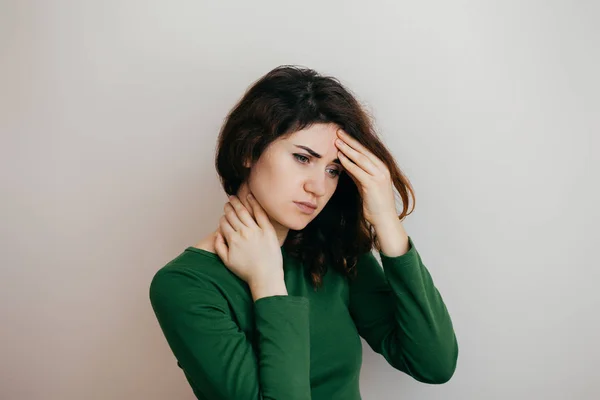 Baş ağrısı, Migren, stres, uykusuzluk, hafif bir arka plan üzerinde kalıntı olan kadın