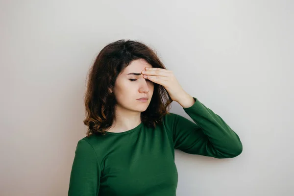 Baş ağrısı, Migren, stres, uykusuzluk, hafif bir arka plan üzerinde kalıntı olan kadın