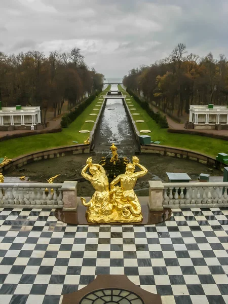 Starożytny Park Fontanna Rzeźbami Tle Natury — Zdjęcie stockowe