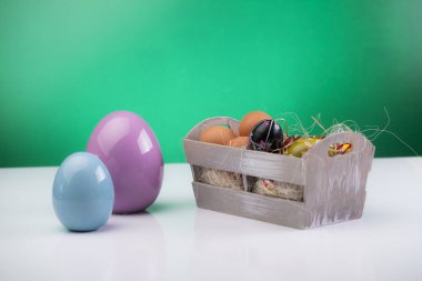 Sepetteki Paskalya yumurtaları
