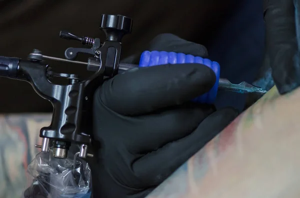 Tattoo artist doing tattoo — Stock Photo, Image