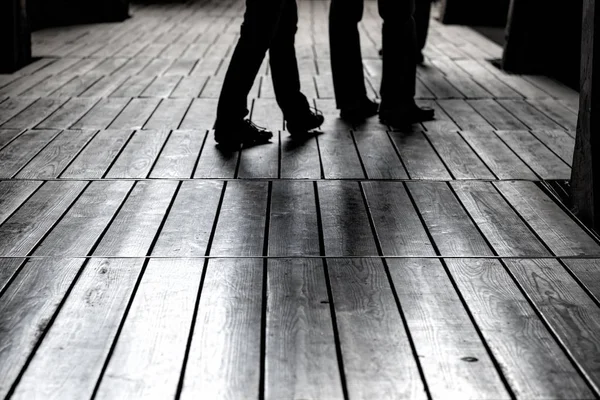 Piedi da uomo in piedi sul pavimento in legno — Foto Stock