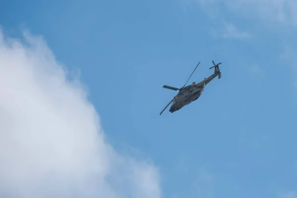 Στρατιωτικό ελικόπτερο στον ουρανό — Φωτογραφία Αρχείου