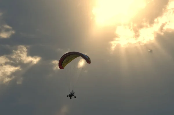 Mann fliegt mit Fallschirm — Stockfoto