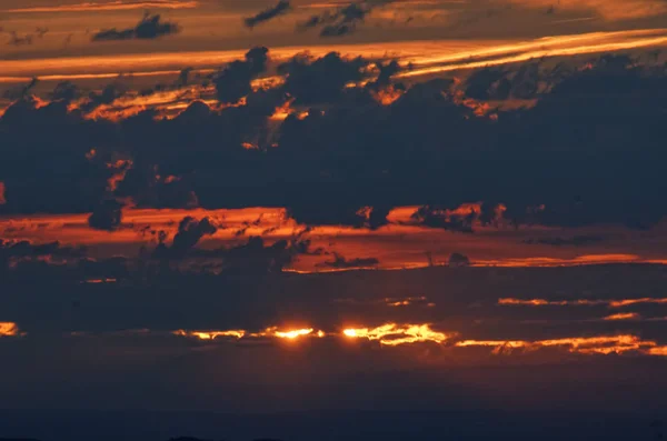 Coucher de soleil dans le ciel orange — Photo