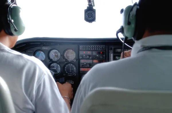 Pilotes dans le cockpit de l'avion — Photo