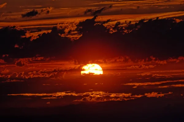 ดวงอาทิตย์ตกจากภูเขา Aigoual — ภาพถ่ายสต็อก