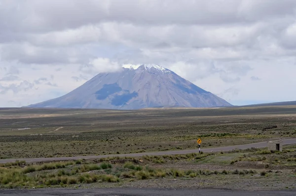 Gran volcán bajo el cielo —  Fotos de Stock