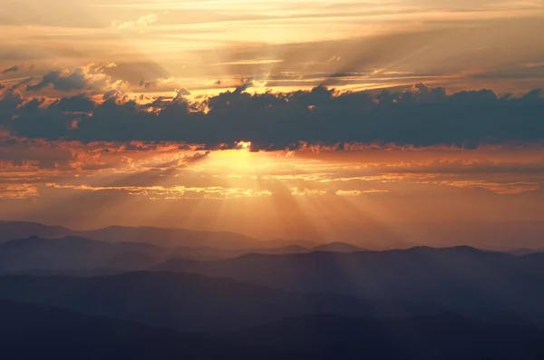 Rayons de soleil dans le ciel orange — Photo