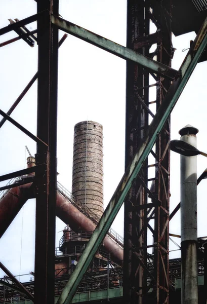 Antigua chimenea de ladrillo en la fábrica —  Fotos de Stock