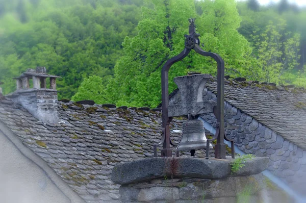 Старый колокол бури на старой крыше — стоковое фото