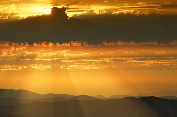 Rayons de soleil dans le ciel orange — Photo