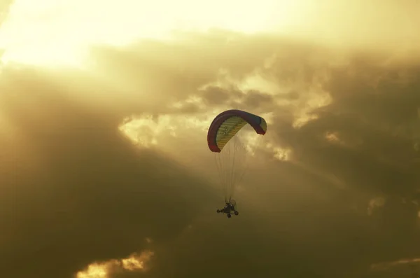 Человек летит с парашютом — стоковое фото