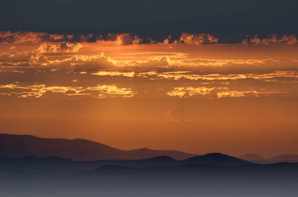 Сонячні промені в помаранчевому небі — стокове фото