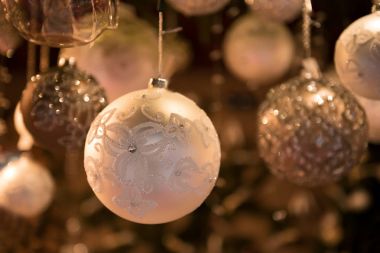 Noel baubles ağaç üzerinde