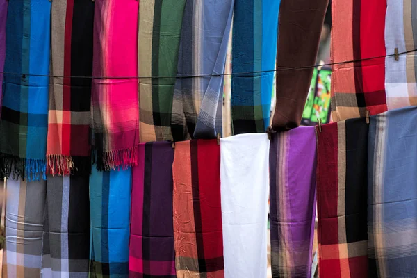 Vendendo lenços coloridos — Fotografia de Stock