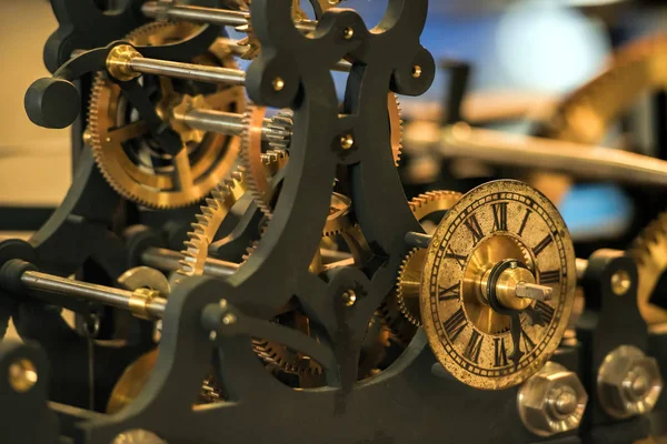 Metallzahnräder einer Uhr — Stockfoto