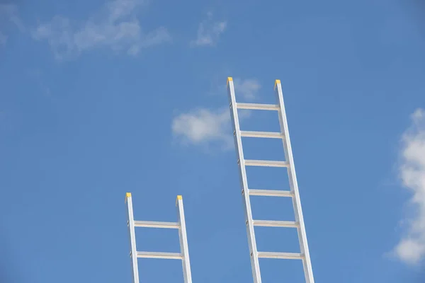Белые длинные и короткие лестницы — стоковое фото