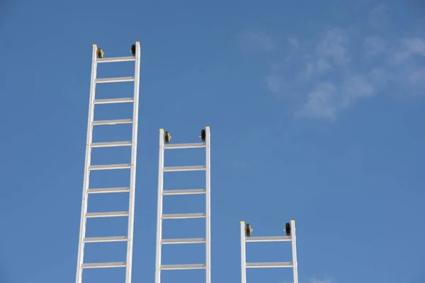 Weiße lange und kurze Leitern — Stockfoto