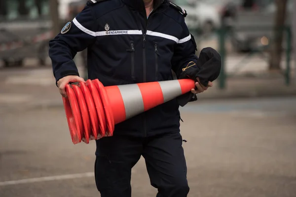 Polizei hält Verkehrsschilder hoch — Stockfoto