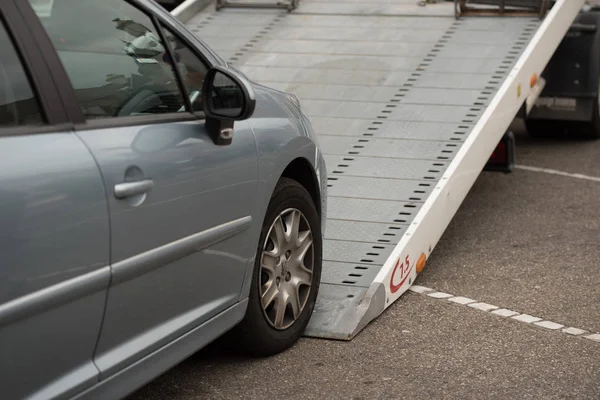 Verwijdering van de auto op straat — Stockfoto