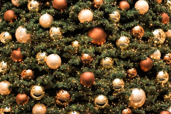 Boules de Noël sur l'arbre — Photo