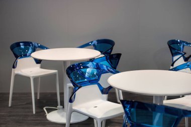 Tasarım sandalyeler ve masalar