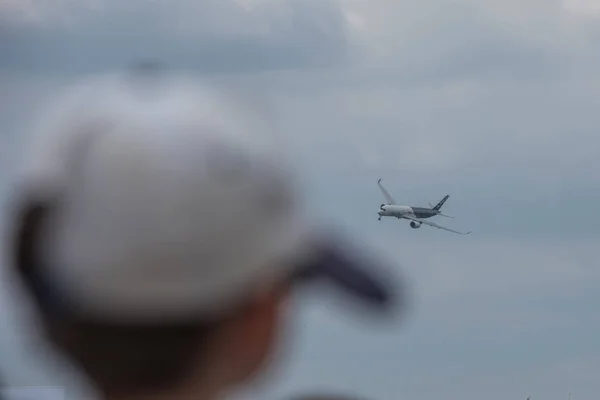 Flugzeuge am Himmel beobachten — Stockfoto