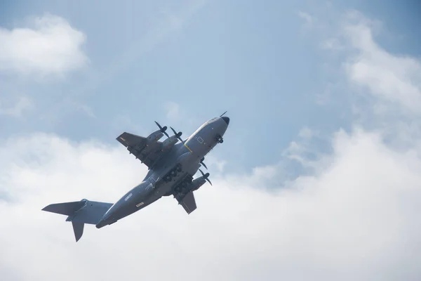 Militair transportvliegtuig in de lucht — Stockfoto