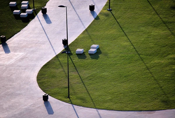 Herbe, lampadaire et route — Photo