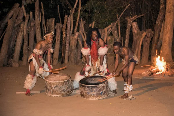 Afrikansk dans i natten — Stockfoto