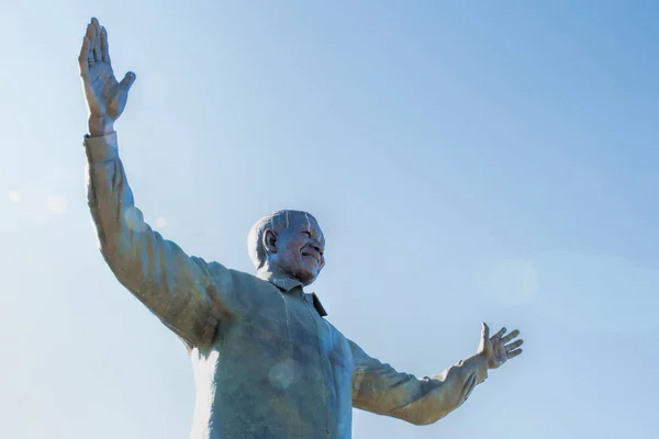 Standbeeld van Nelson Mandela — Stockfoto