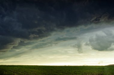 fırtına bulutları ve alan