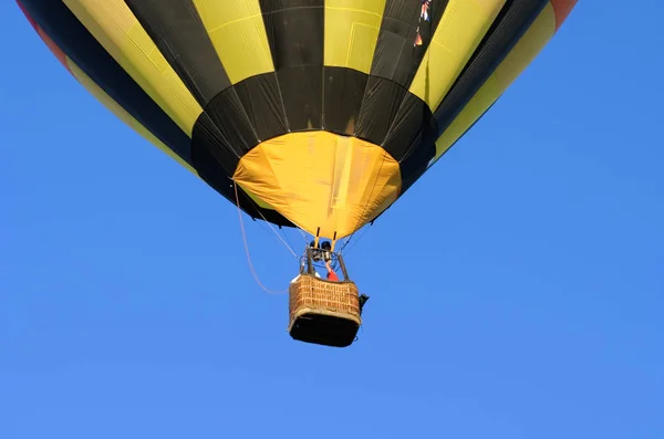 Sıcak hava balonu gökyüzünde uçuyor — Stok fotoğraf