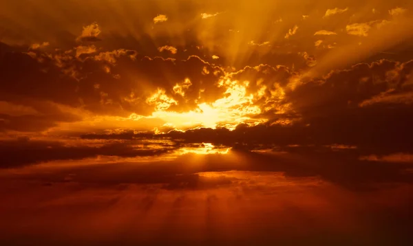 Rayos de sol amarillos en nubes — Foto de Stock