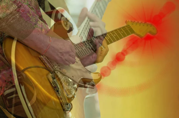 Músico tocando guitarra amarilla —  Fotos de Stock