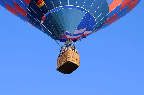 Heißluftballon fliegt im Himmel — Stockfoto