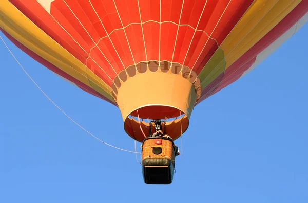 Heißluftballon fliegt im Himmel — Stockfoto