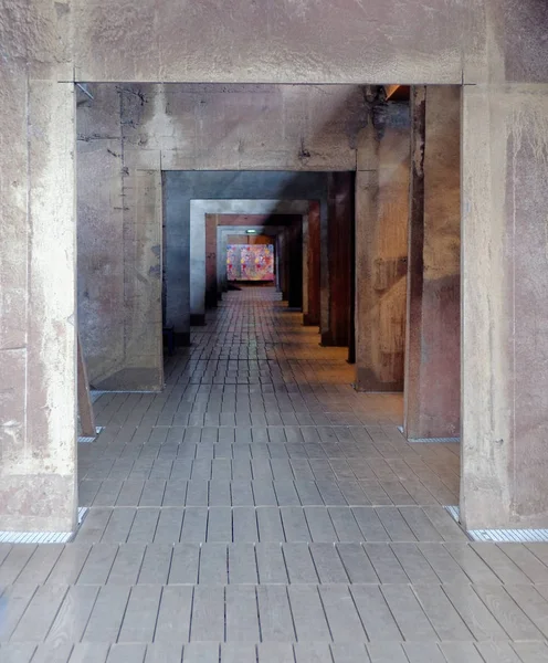 Şehirde taşlı koridor — Stok fotoğraf