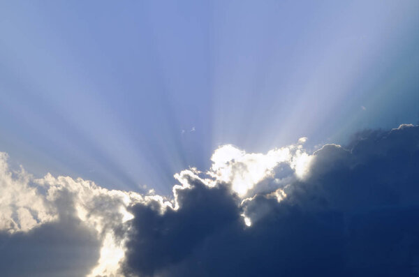 солнечный свет в облаках в небе
