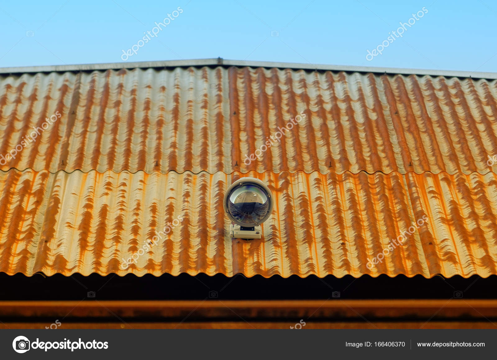 Überwachungskamera auf Dach - Stockfotografie: lizenzfreie Fotos © njaj