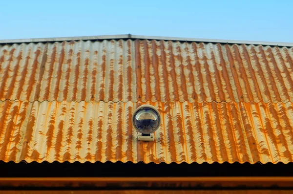 Câmara de vigilância no telhado — Fotografia de Stock