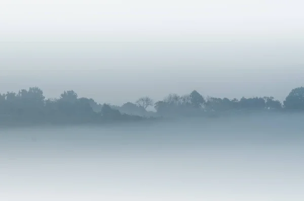 Hintergrund mit Hügel im Nebel — Stockfoto