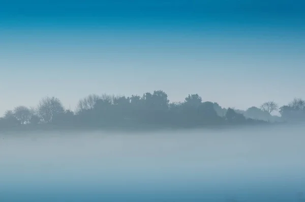 Фон з пагорбом в тумані — стокове фото