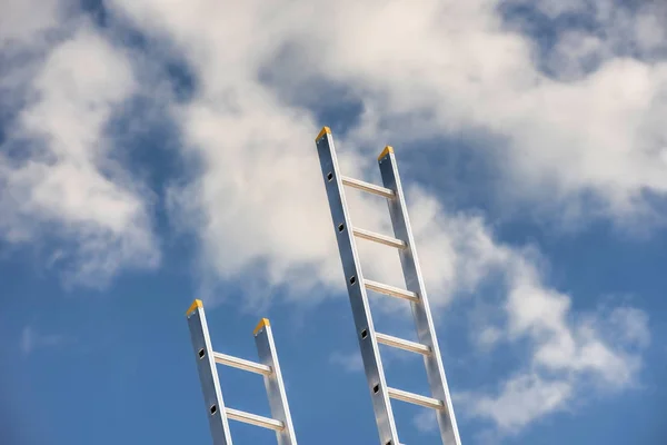 Ladders, de lucht en de wolken — Stockfoto