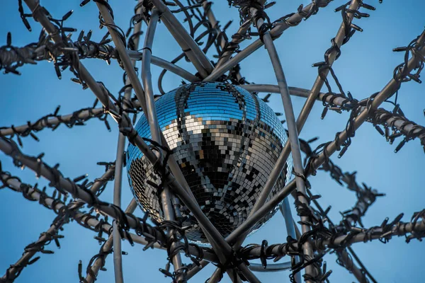 Christmas ballen en blauwe hemel — Stockfoto