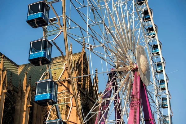 Roata ferris și catedrala — Fotografie, imagine de stoc