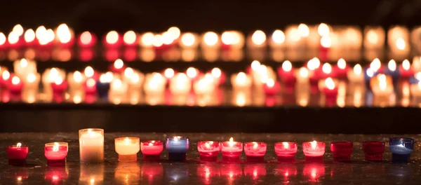 Свечи и огни в церкви — стоковое фото